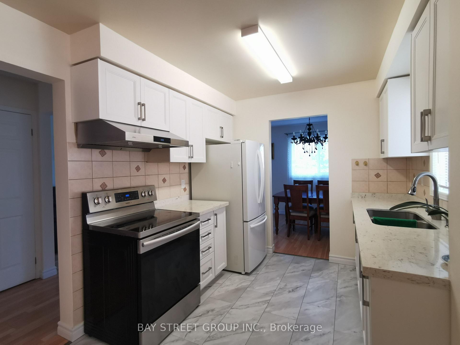 Photo 7 of 77 Toba Crescent, Brampton, Heart Lake East — HOMEH