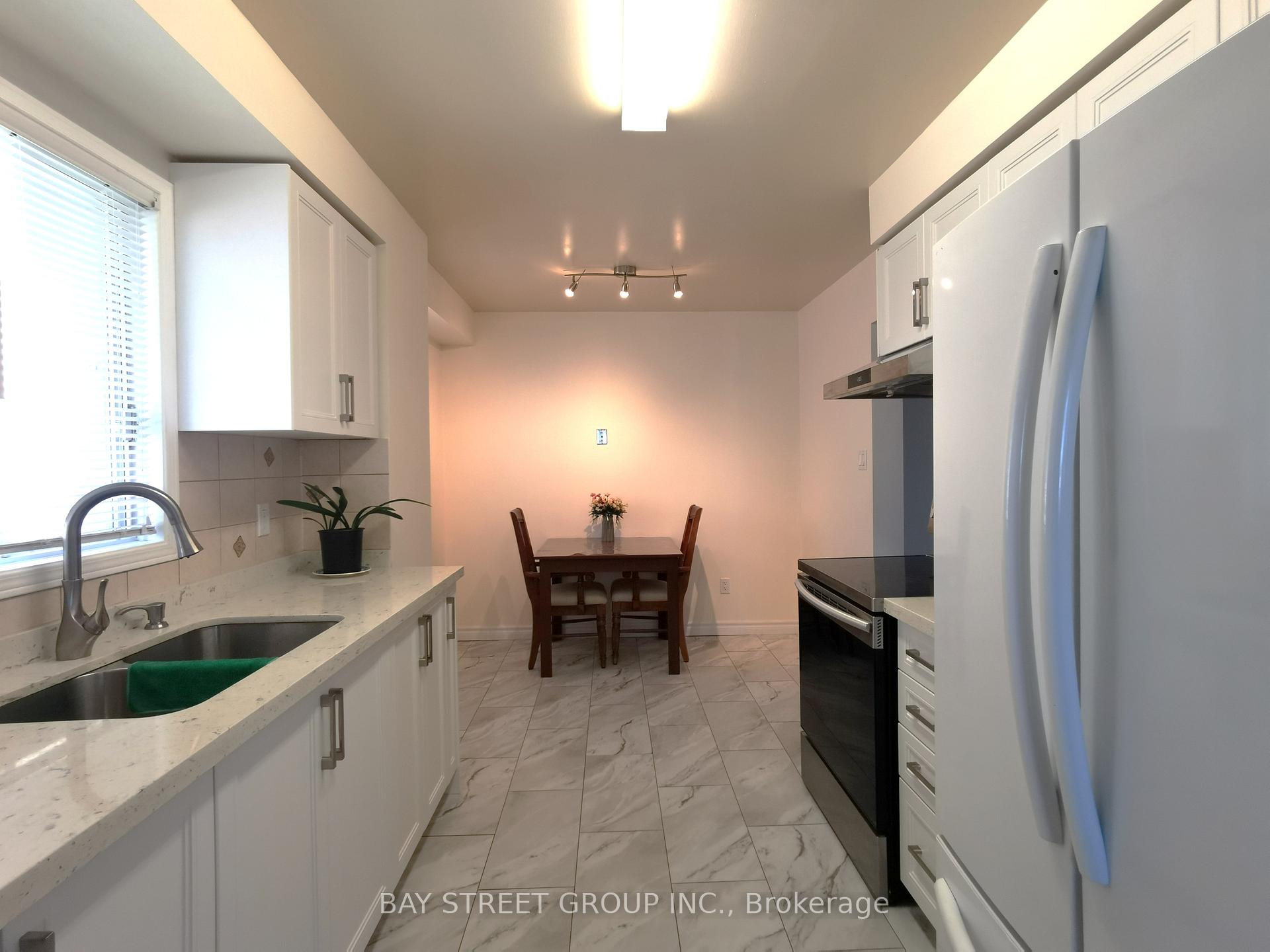 Photo 8 of 77 Toba Crescent, Brampton, Heart Lake East — HOMEH