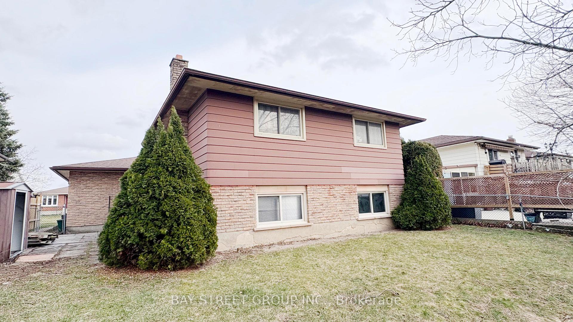 Photo 2 of 28 Roehampton Avenue, St. Catharines, Carlton/Bunting — HOMEH