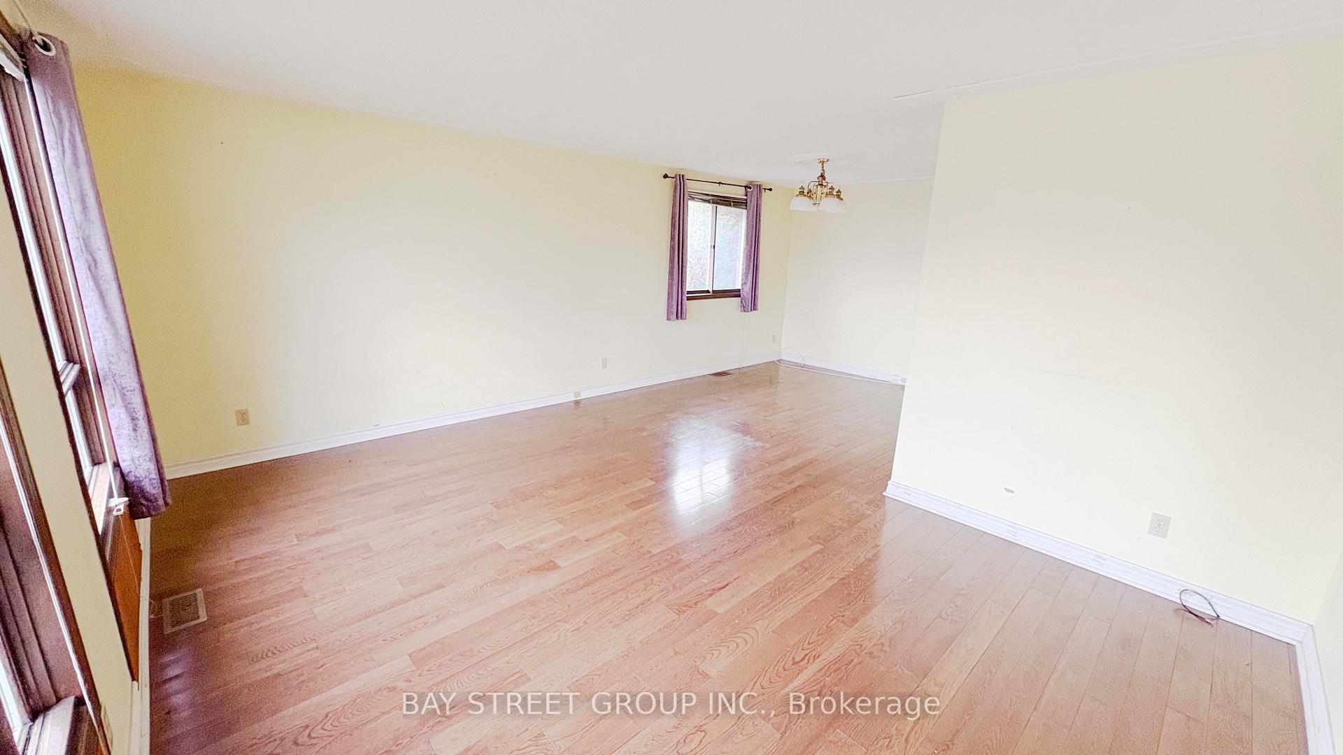 Photo 3 of 28 Roehampton Avenue, St. Catharines, Carlton/Bunting — HOMEH