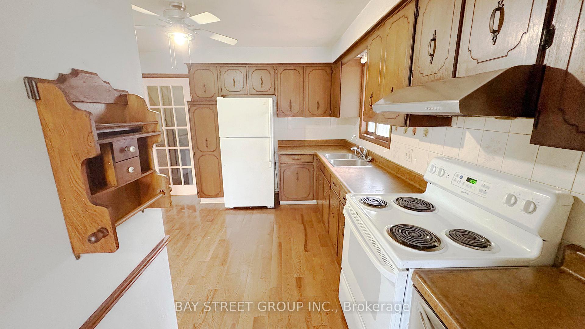 Photo 4 of 28 Roehampton Avenue, St. Catharines, Carlton/Bunting — HOMEH