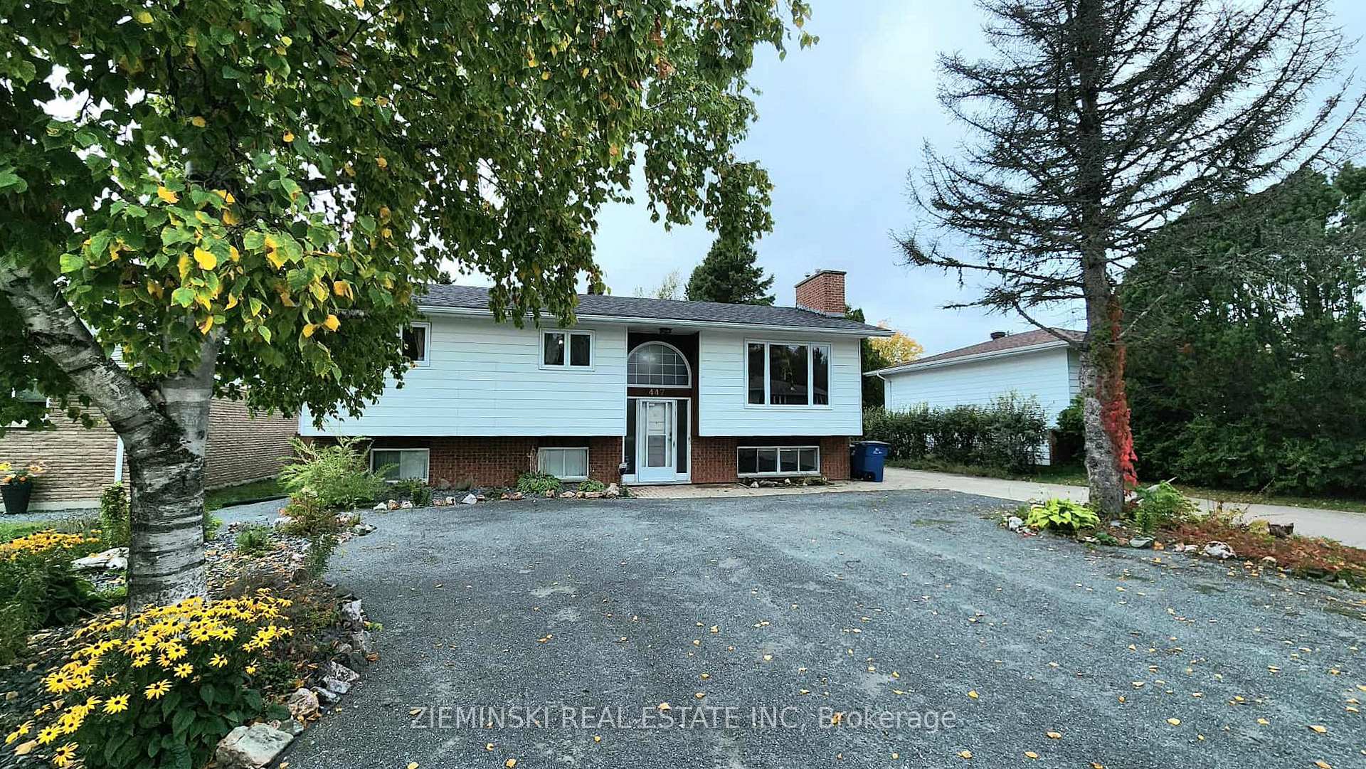 Photo 11 of 447 Eleventh Avenue, Cochrane — HOMEH