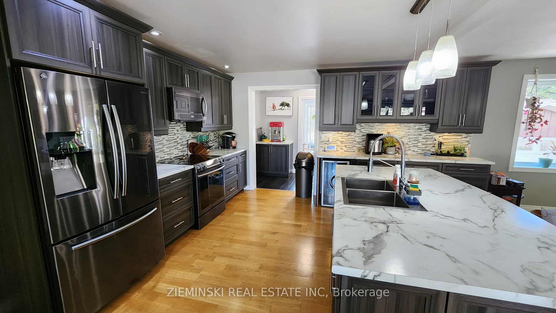 Photo 6 of 447 Eleventh Avenue, Cochrane — HOMEH