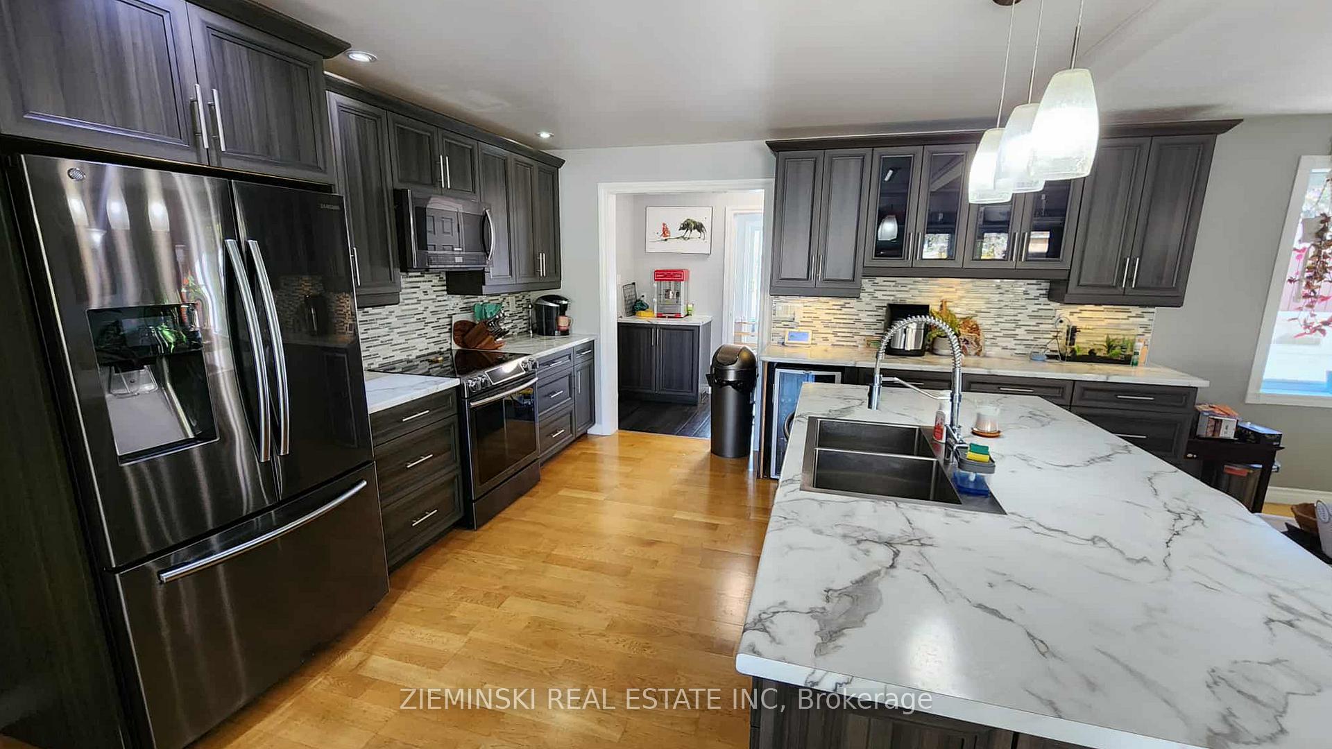 Photo 4 of 447 Eleventh Avenue, Cochrane — HOMEH