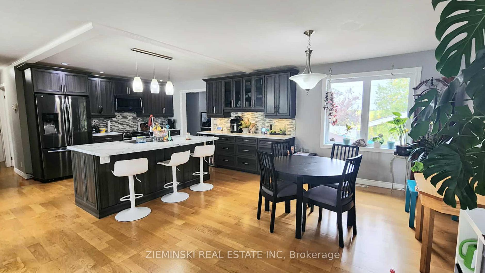 Photo 8 of 447 Eleventh Avenue, Cochrane — HOMEH