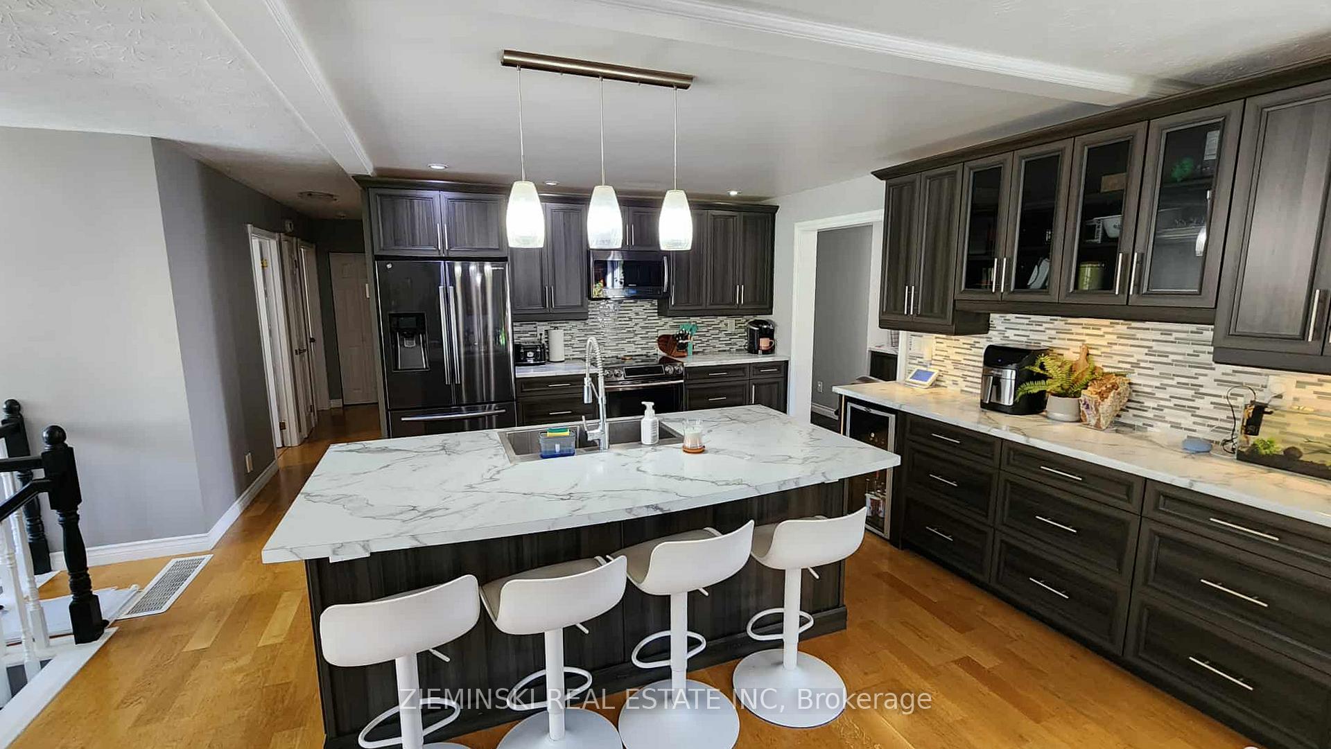 Photo 7 of 447 Eleventh Avenue, Cochrane — HOMEH