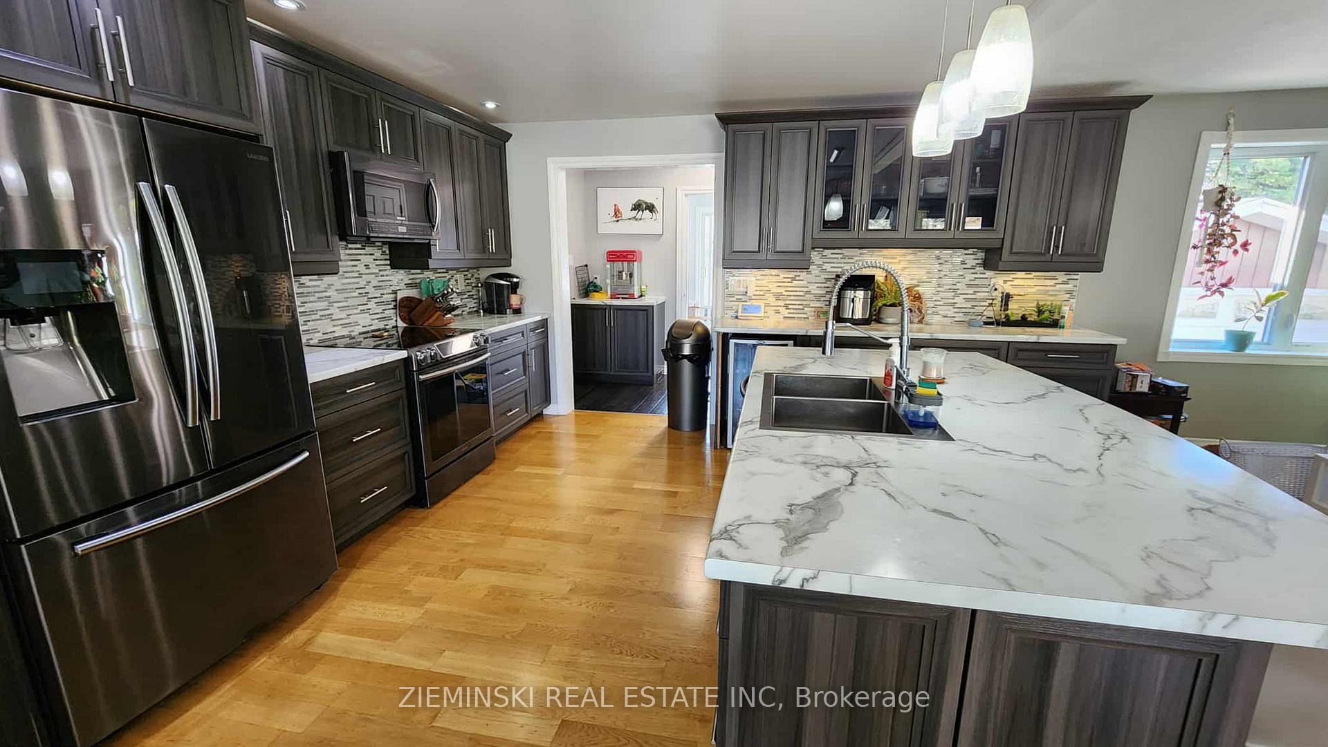 Photo 3 of 447 Eleventh Avenue, Cochrane — HOMEH