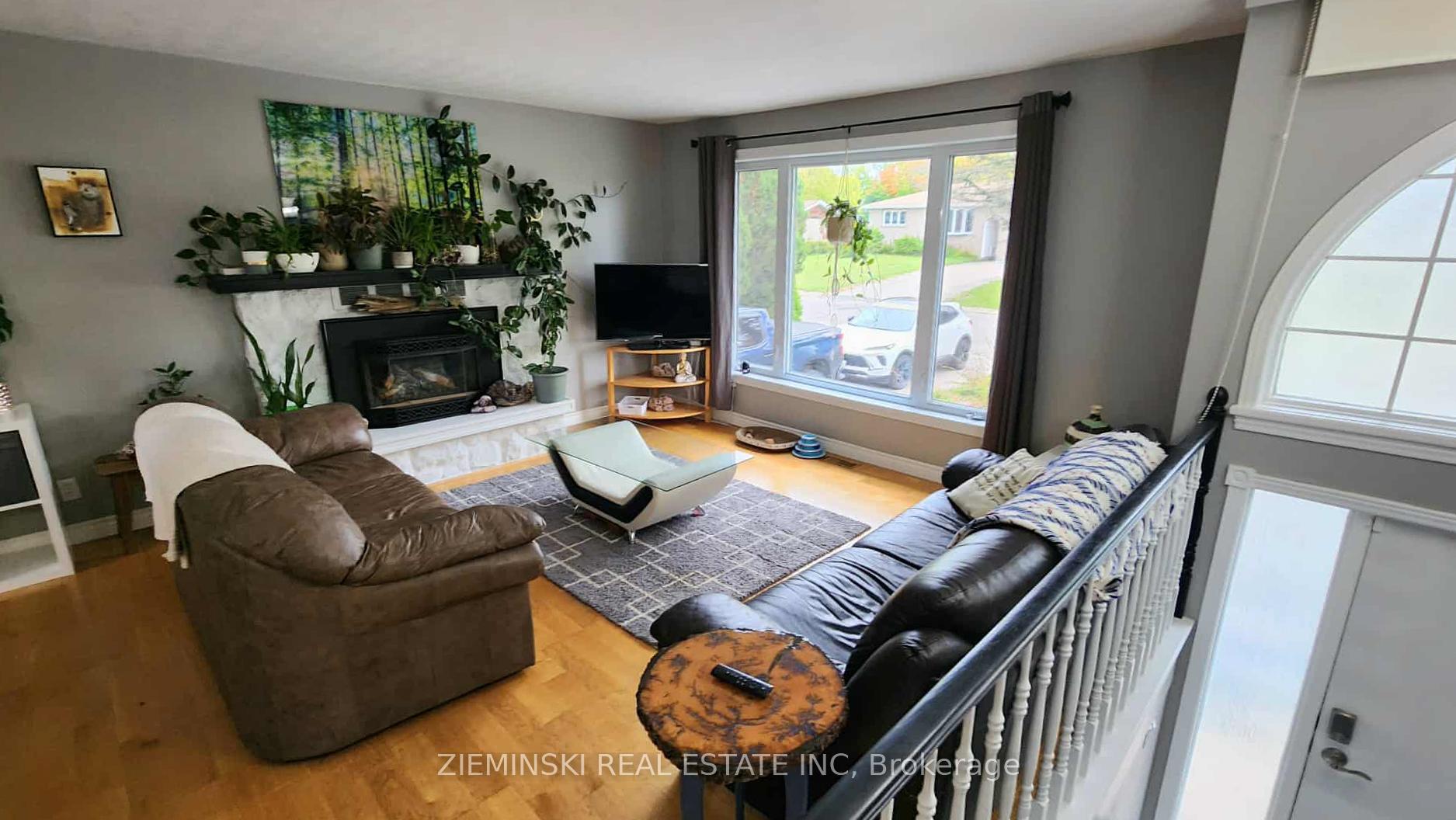 Photo 9 of 447 Eleventh Avenue, Cochrane — HOMEH