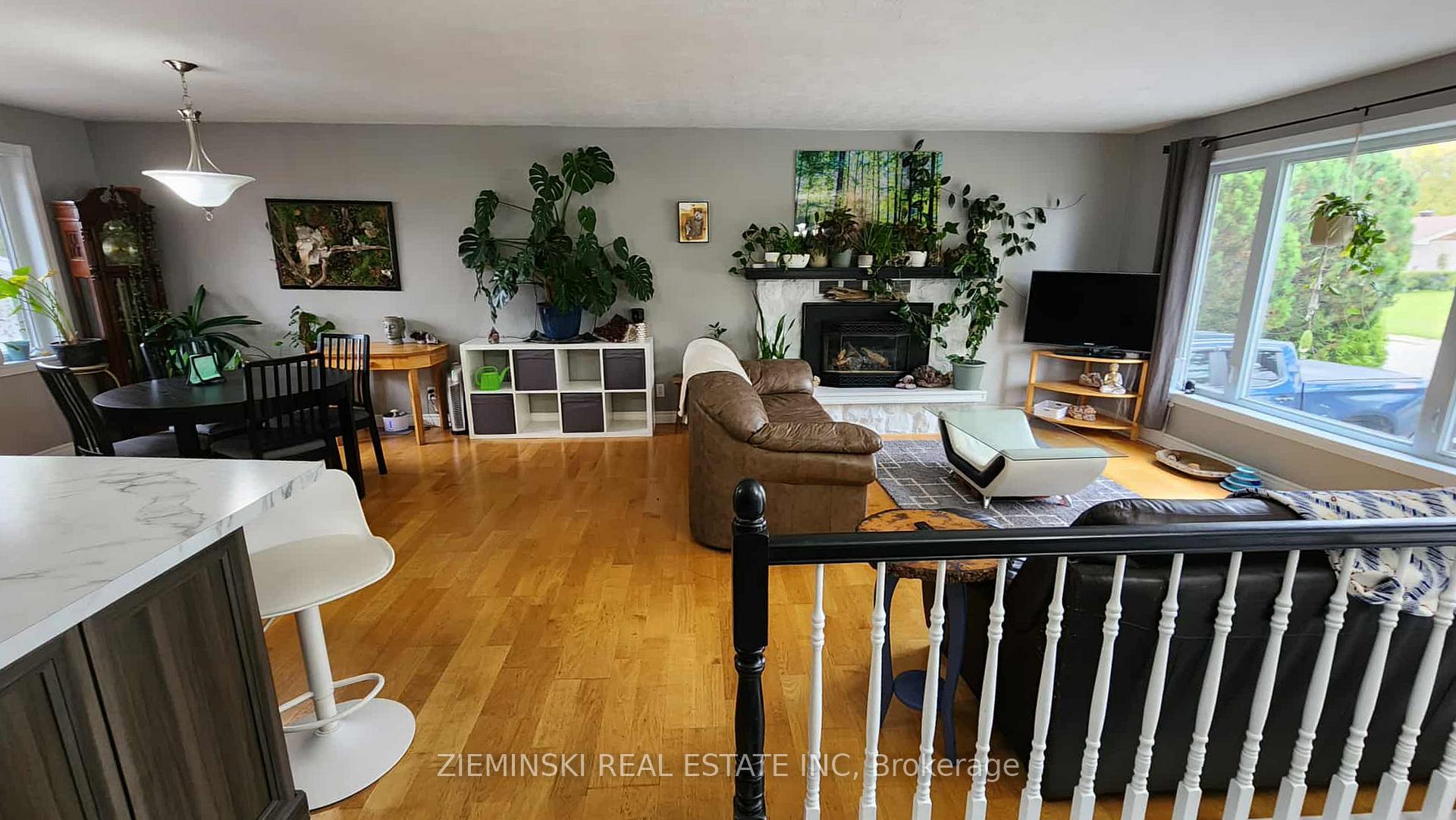 Photo 13 of 447 Eleventh Avenue, Cochrane — HOMEH