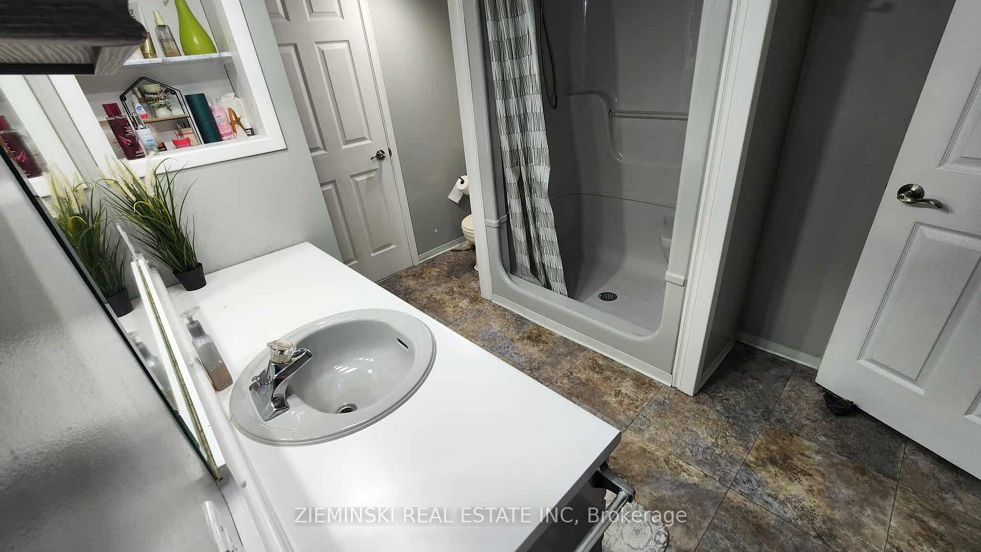Photo 22 of 447 Eleventh Avenue, Cochrane — HOMEH