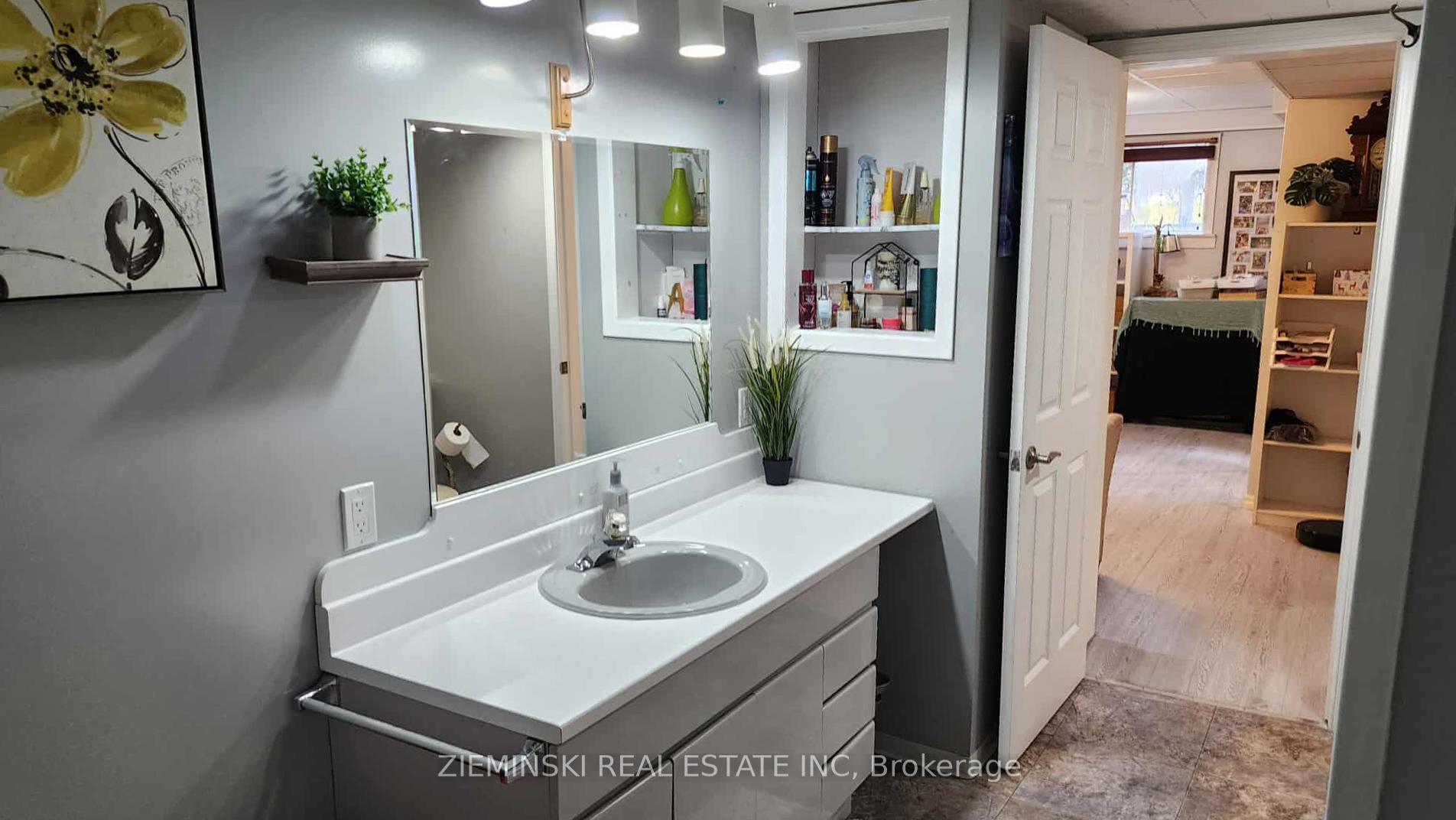Photo 21 of 447 Eleventh Avenue, Cochrane — HOMEH