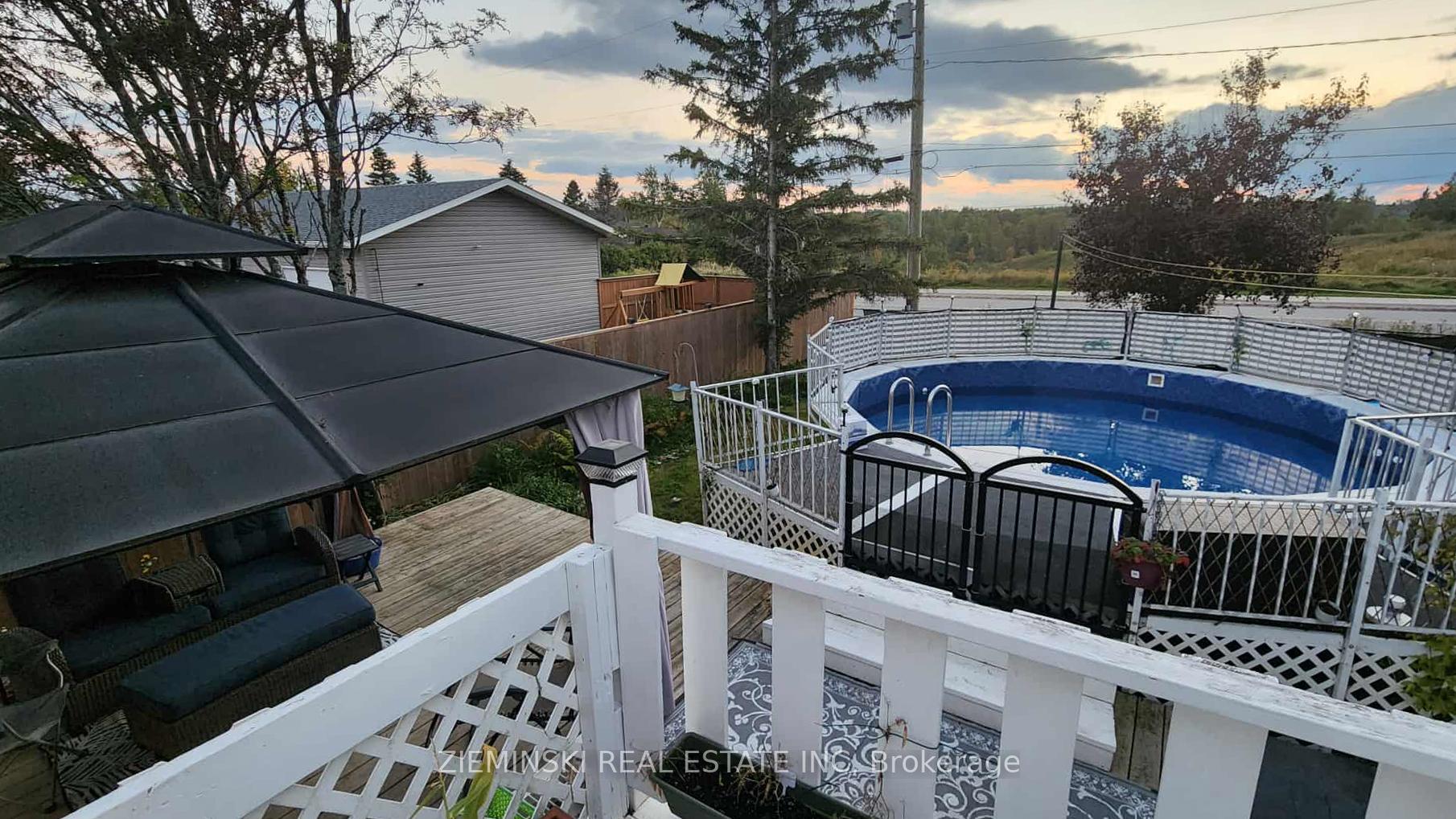 Photo 31 of 447 Eleventh Avenue, Cochrane — HOMEH