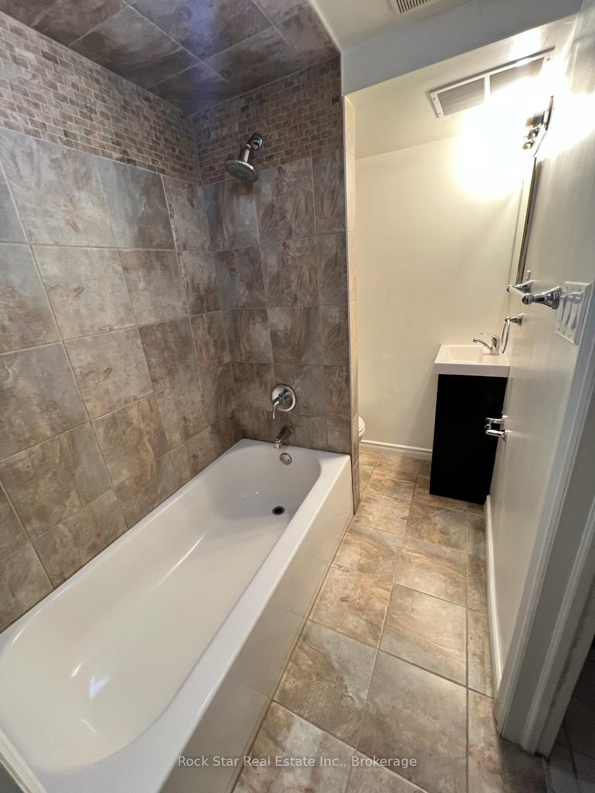 Photo 17 of 27 Delaney Crescent, Barrie, Northwest — HOMEH