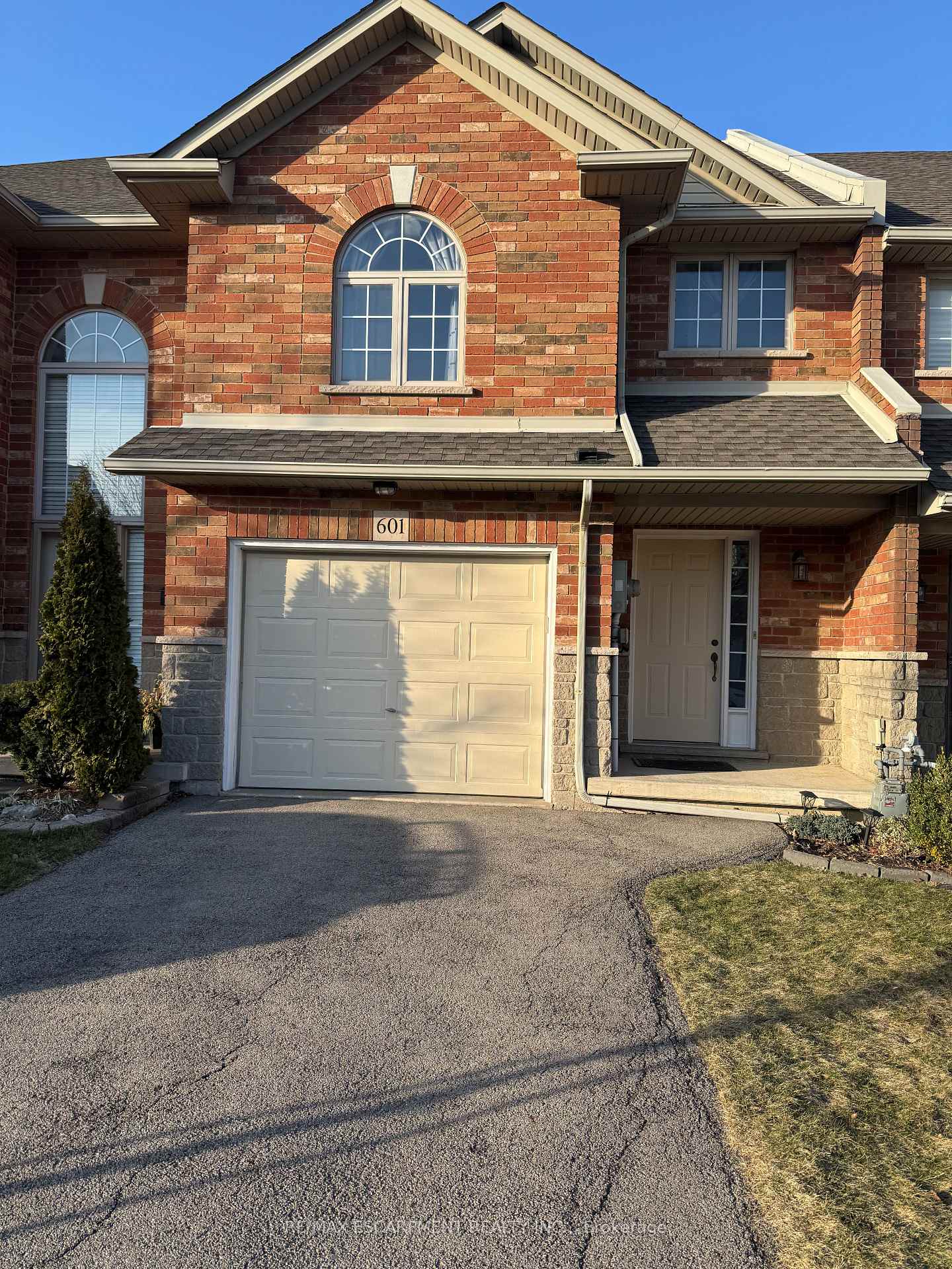 Photo 2 of 601 Southridge Drive, Hamilton, Mountview — HOMEH