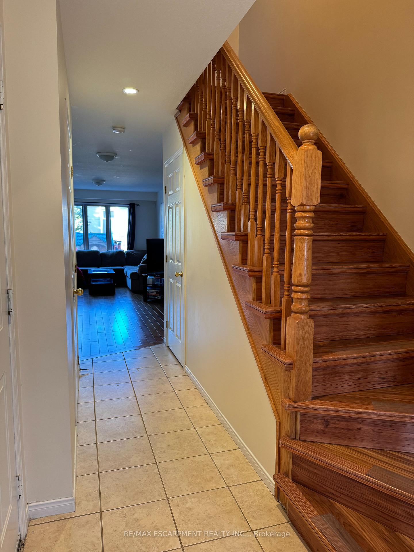 Photo 3 of 601 Southridge Drive, Hamilton, Mountview — HOMEH
