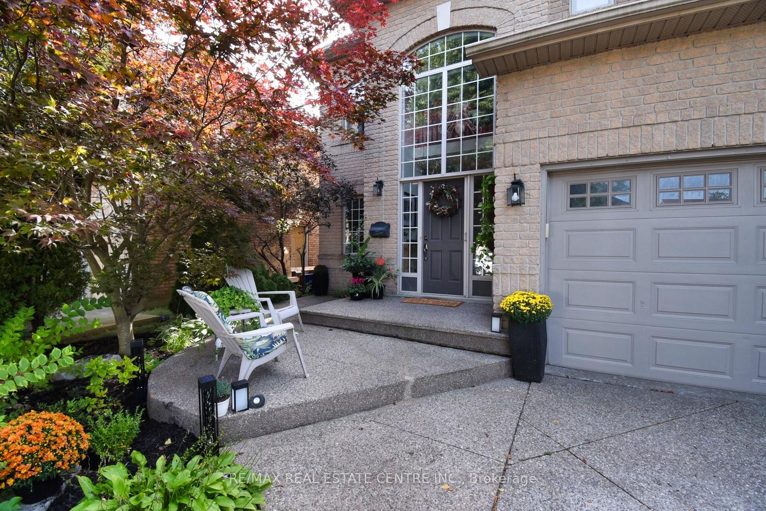 Photo 3 of 47 Surrey Drive, Hamilton, Meadowlands — HOMEH