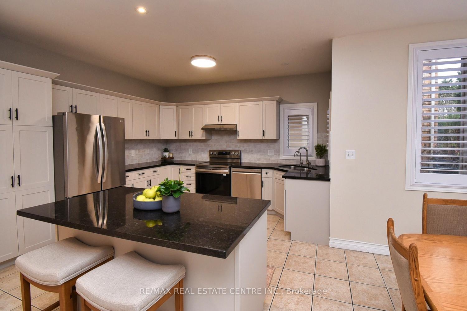 Photo 11 of 47 Surrey Drive, Hamilton, Meadowlands — HOMEH