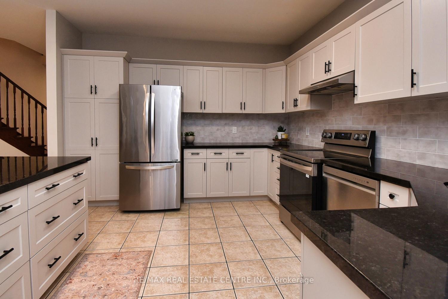 Photo 12 of 47 Surrey Drive, Hamilton, Meadowlands — HOMEH