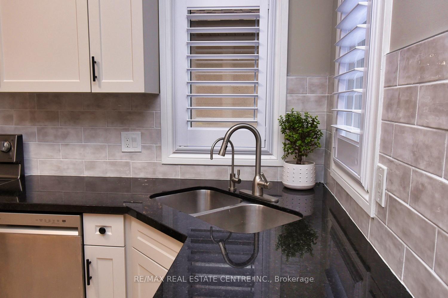 Photo 13 of 47 Surrey Drive, Hamilton, Meadowlands — HOMEH
