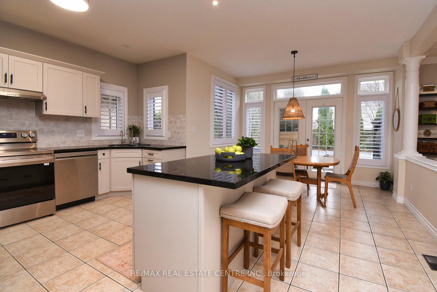 Photo 16 of 47 Surrey Drive, Hamilton, Meadowlands — HOMEH