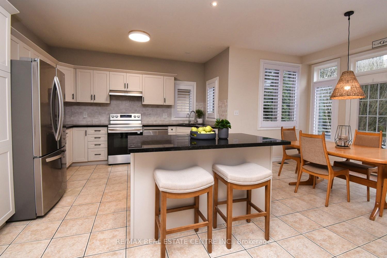 Photo 17 of 47 Surrey Drive, Hamilton, Meadowlands — HOMEH