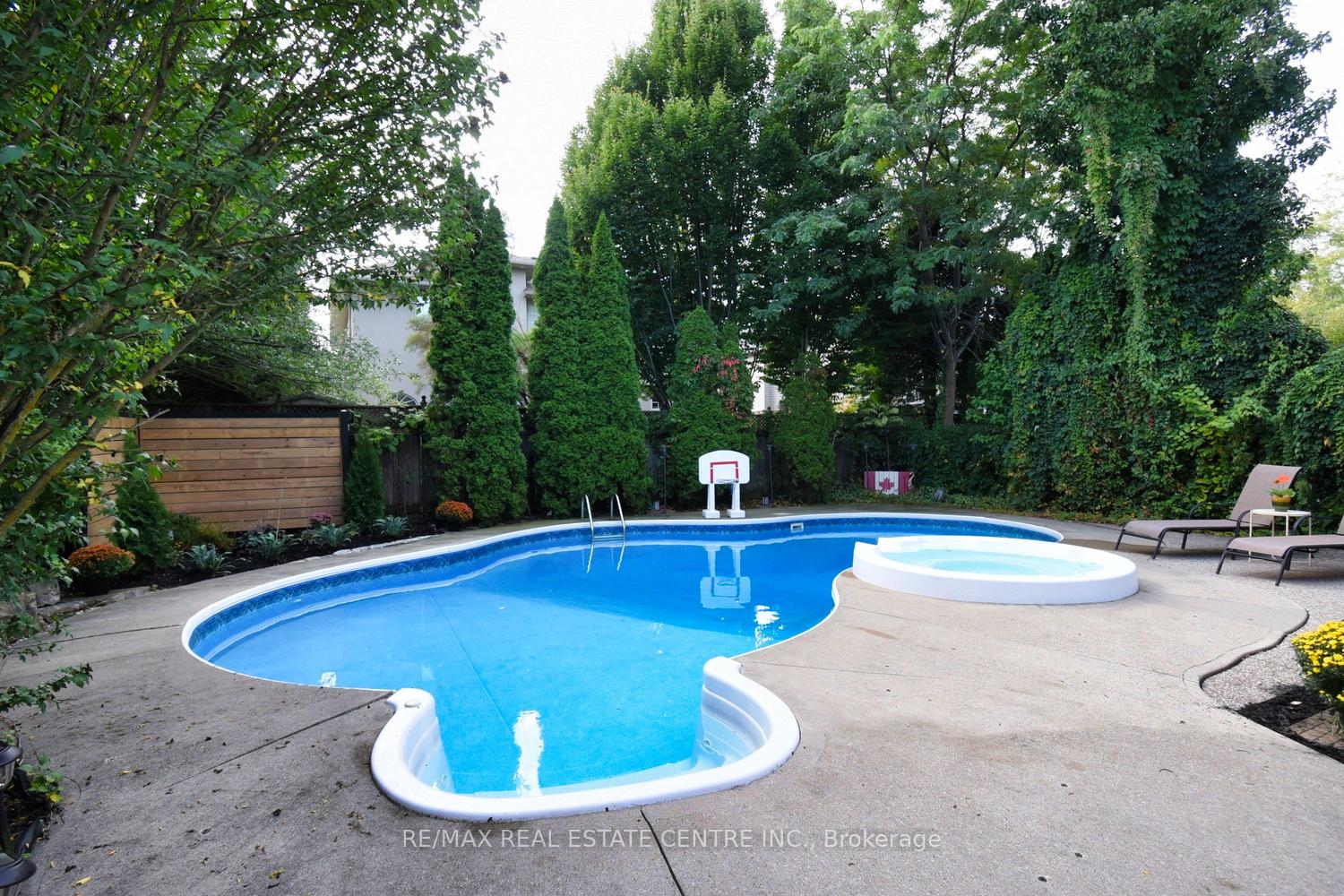 Photo 38 of 47 Surrey Drive, Hamilton, Meadowlands — HOMEH