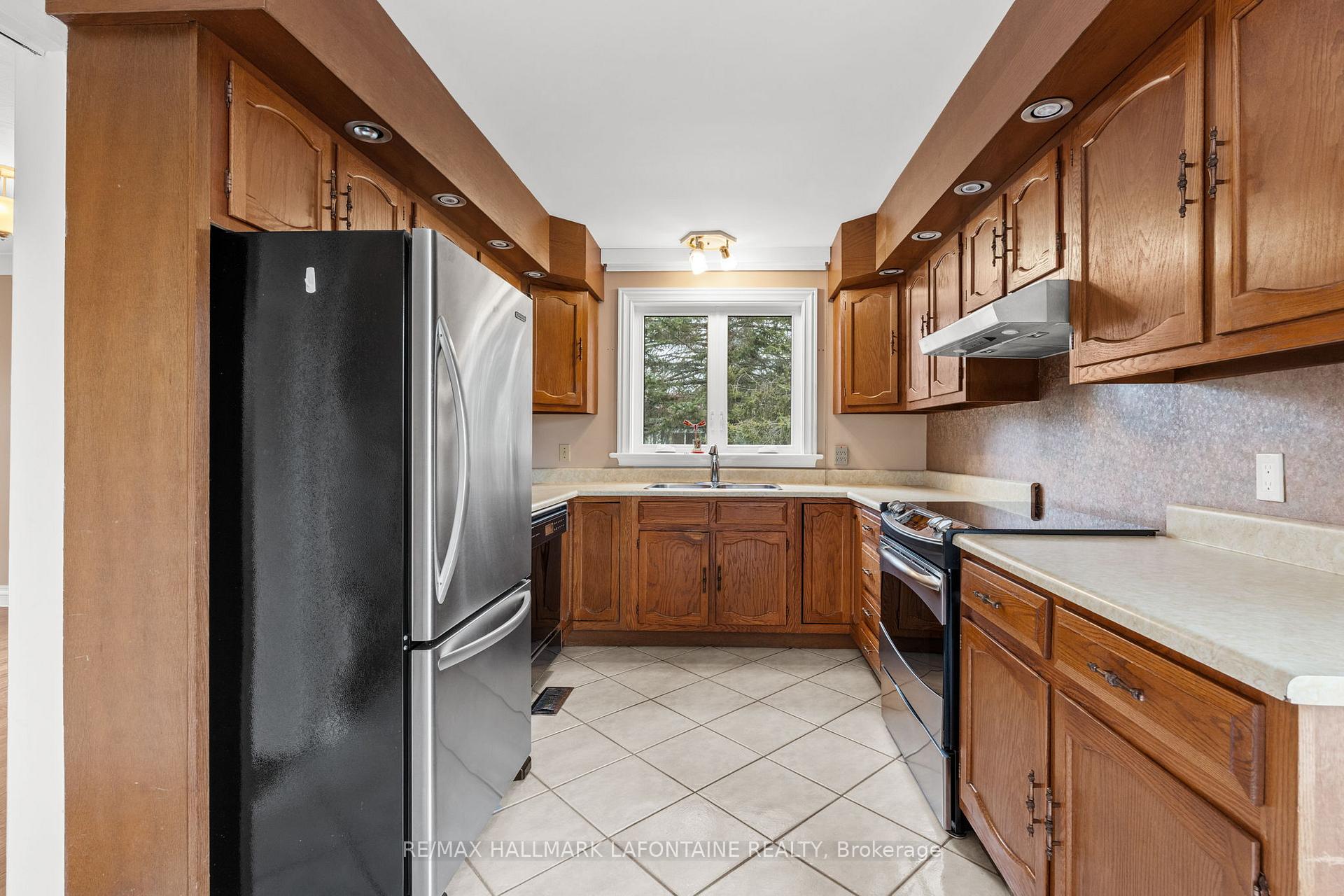 Photo 9 of 6427 Russell Road, Ottawa, Carlsbad Springs — HOMEH