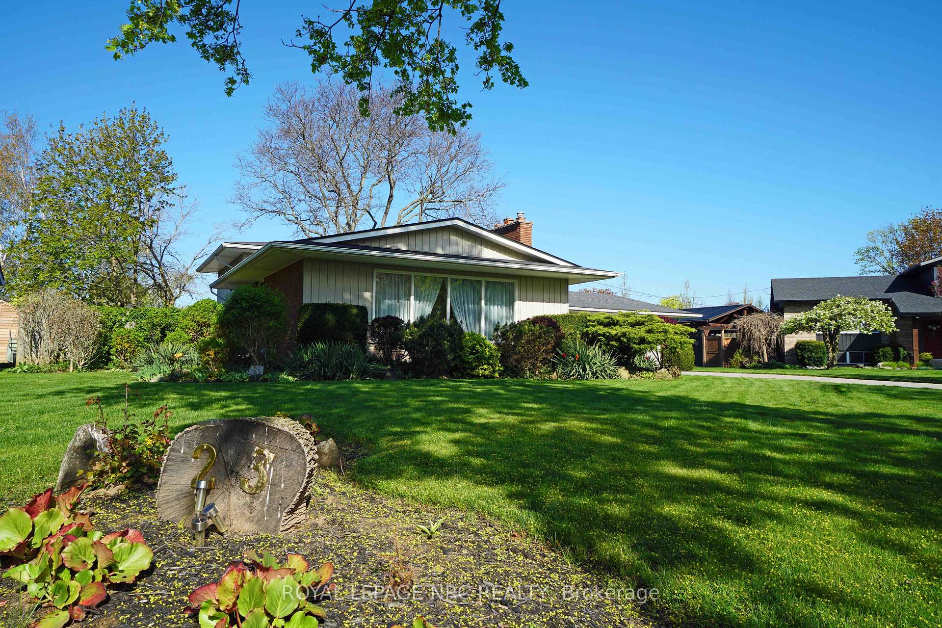 Photo 3 of 23 Gordon Place, St. Catharines, Vine/Linwell — HOMEH