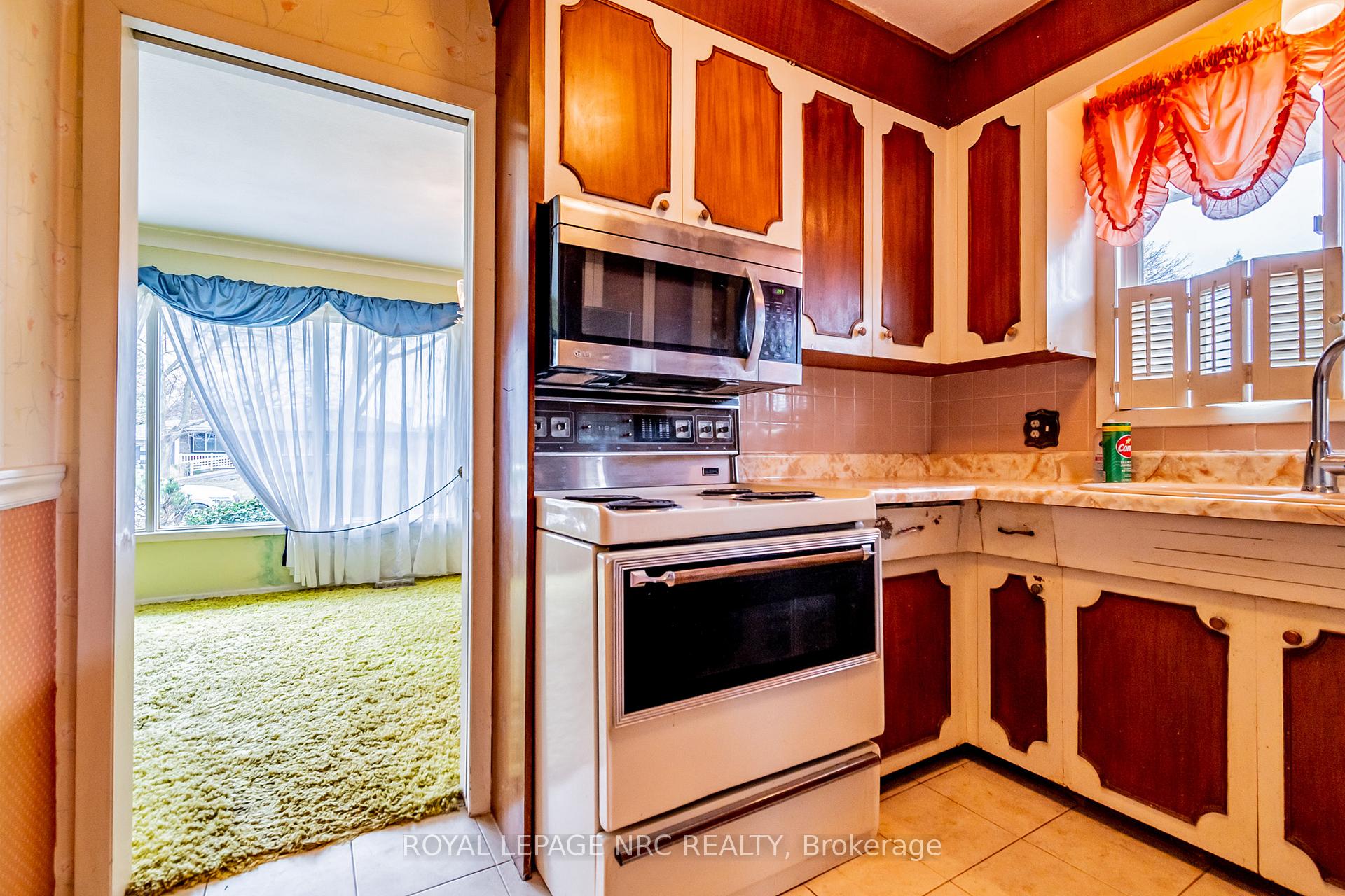 Photo 13 of 23 Gordon Place, St. Catharines, Vine/Linwell — HOMEH