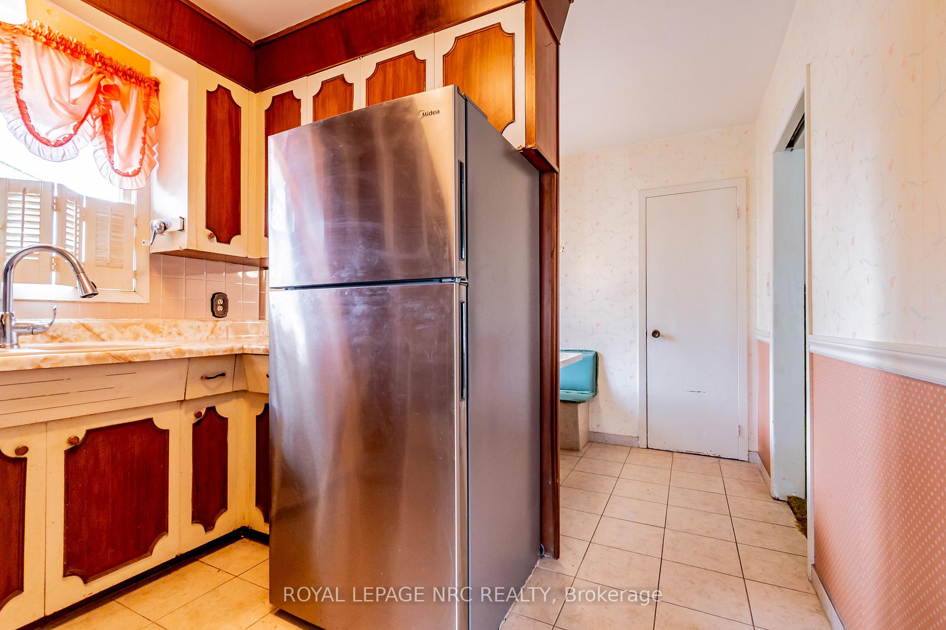 Photo 14 of 23 Gordon Place, St. Catharines, Vine/Linwell — HOMEH