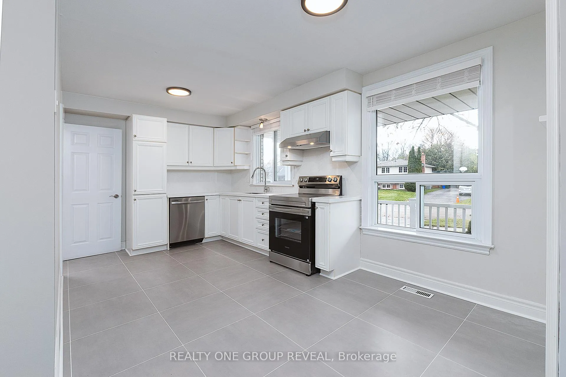 Photo 6 of 14 Taylor Road, Ajax, South East — HOMEH