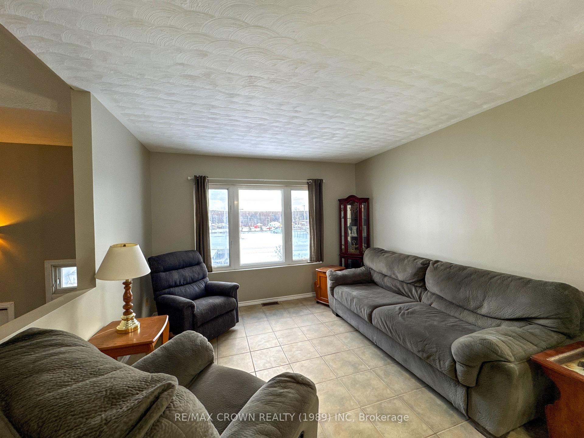 Photo 4 of 129 Front Street, Hornepayne — HOMEH