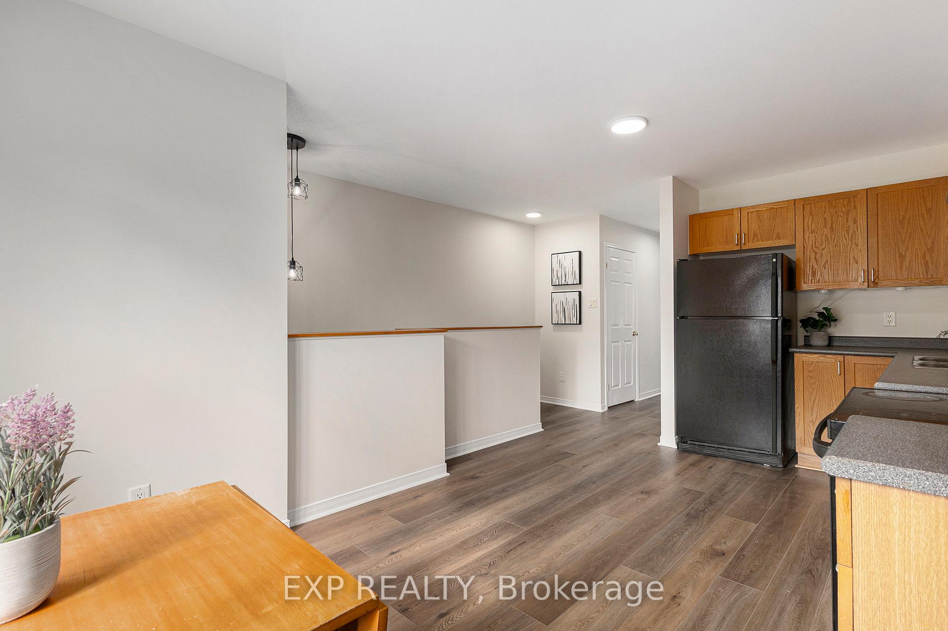 Photo 10 of 45 Manhattan Crescent, Ottawa, Central Park — HOMEH