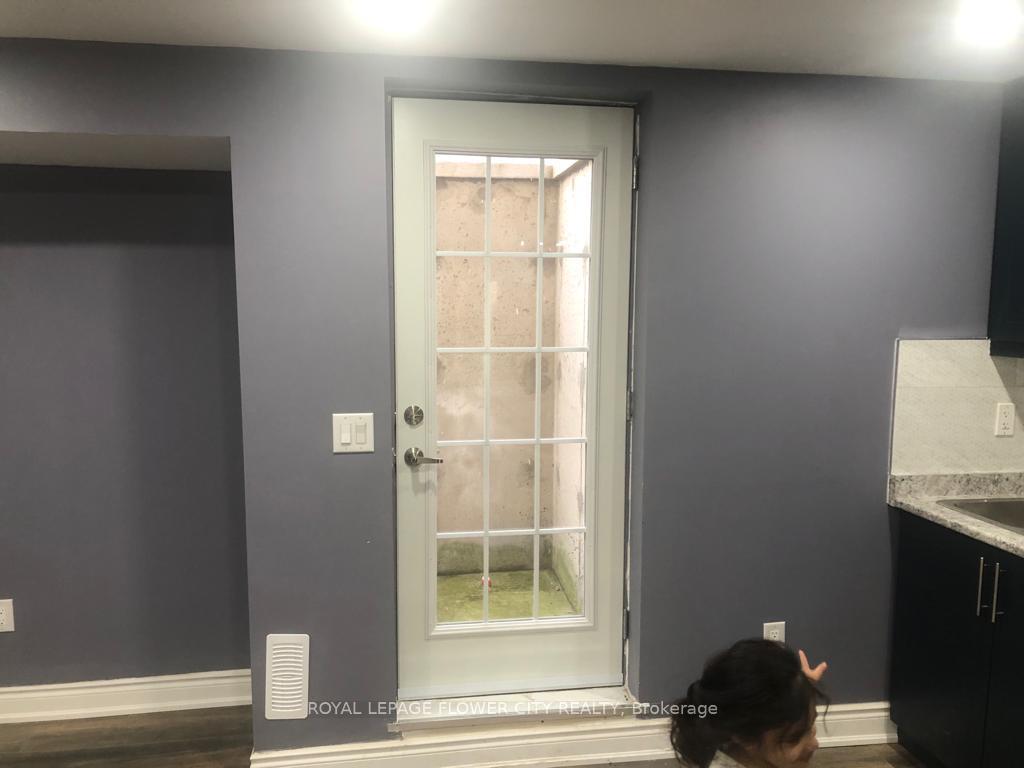 Front of 22 Bucksaw Street W