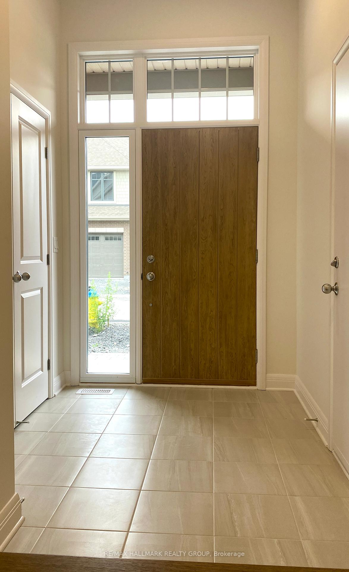 Photo 2 of 35 KINVER Private, Ottawa, Bel Air Heights — HOMEH