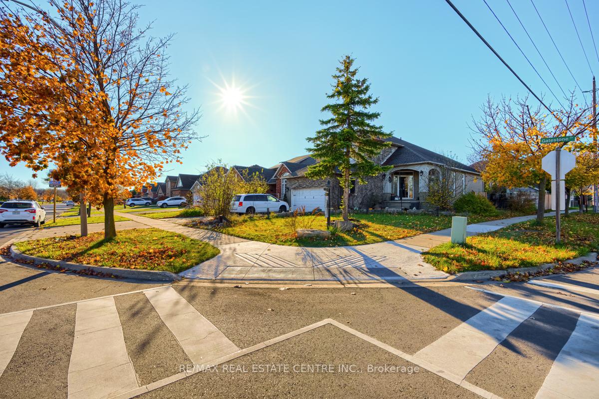 Photo 3 of 79 Gatestone Drive, Hamilton, Stoney Creek — HOMEH