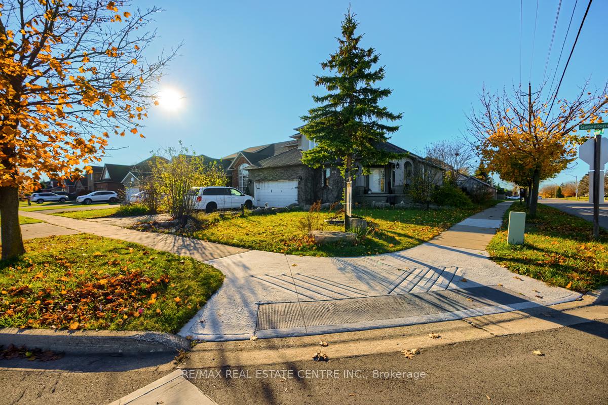 Photo 4 of 79 Gatestone Drive, Hamilton, Stoney Creek — HOMEH