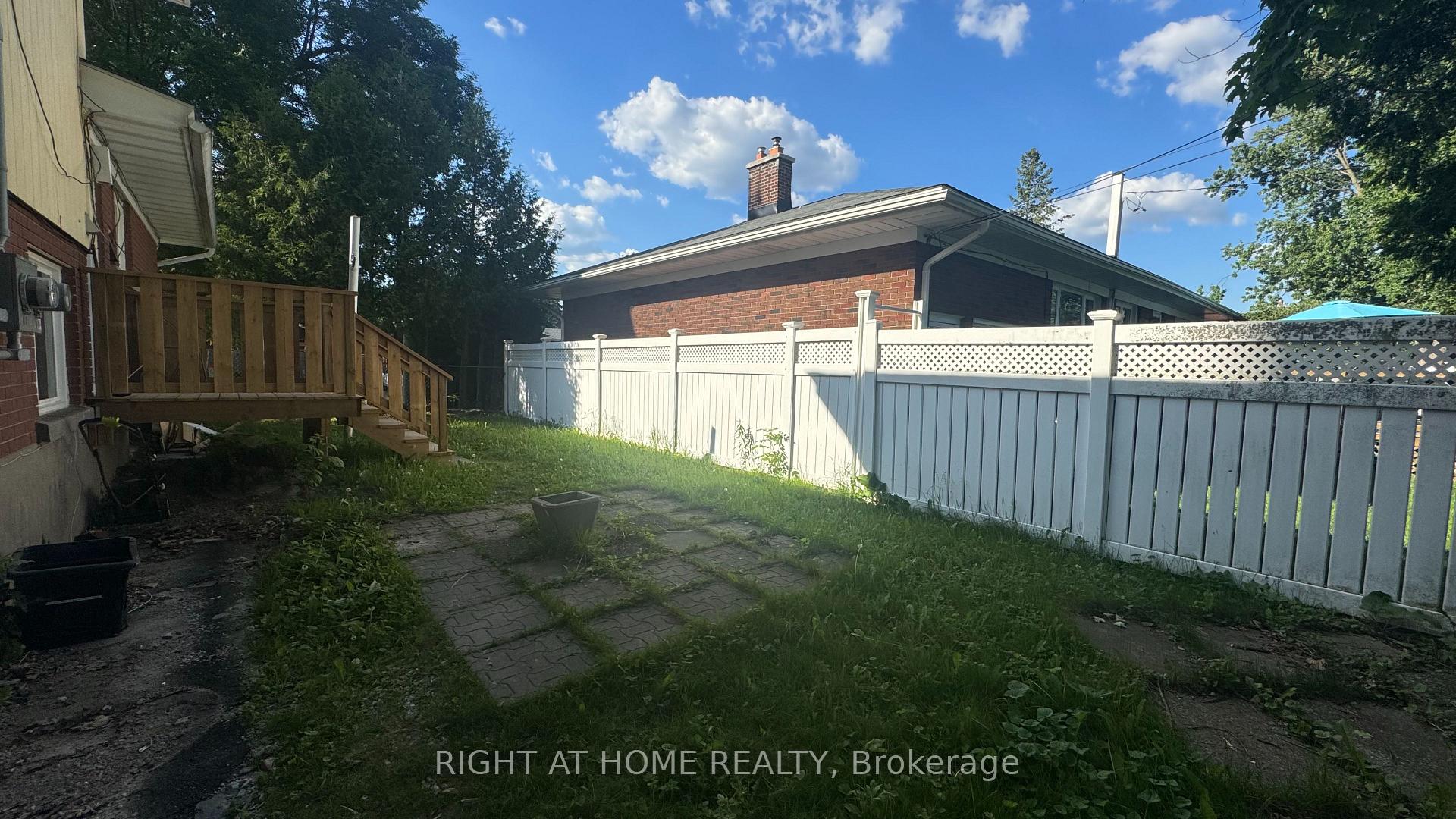 Photo 3 of Unit B, 2186 Navaho Drive, Ottawa, Bel Air Heights — HOMEH