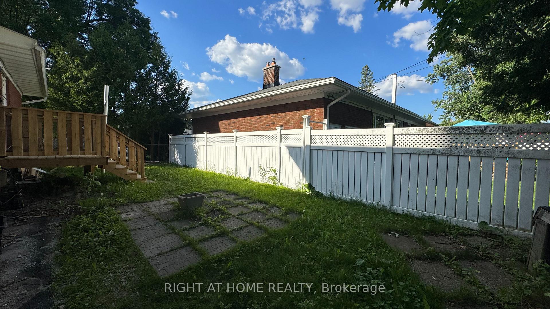 Photo 4 of Unit B, 2186 Navaho Drive, Ottawa, Bel Air Heights — HOMEH