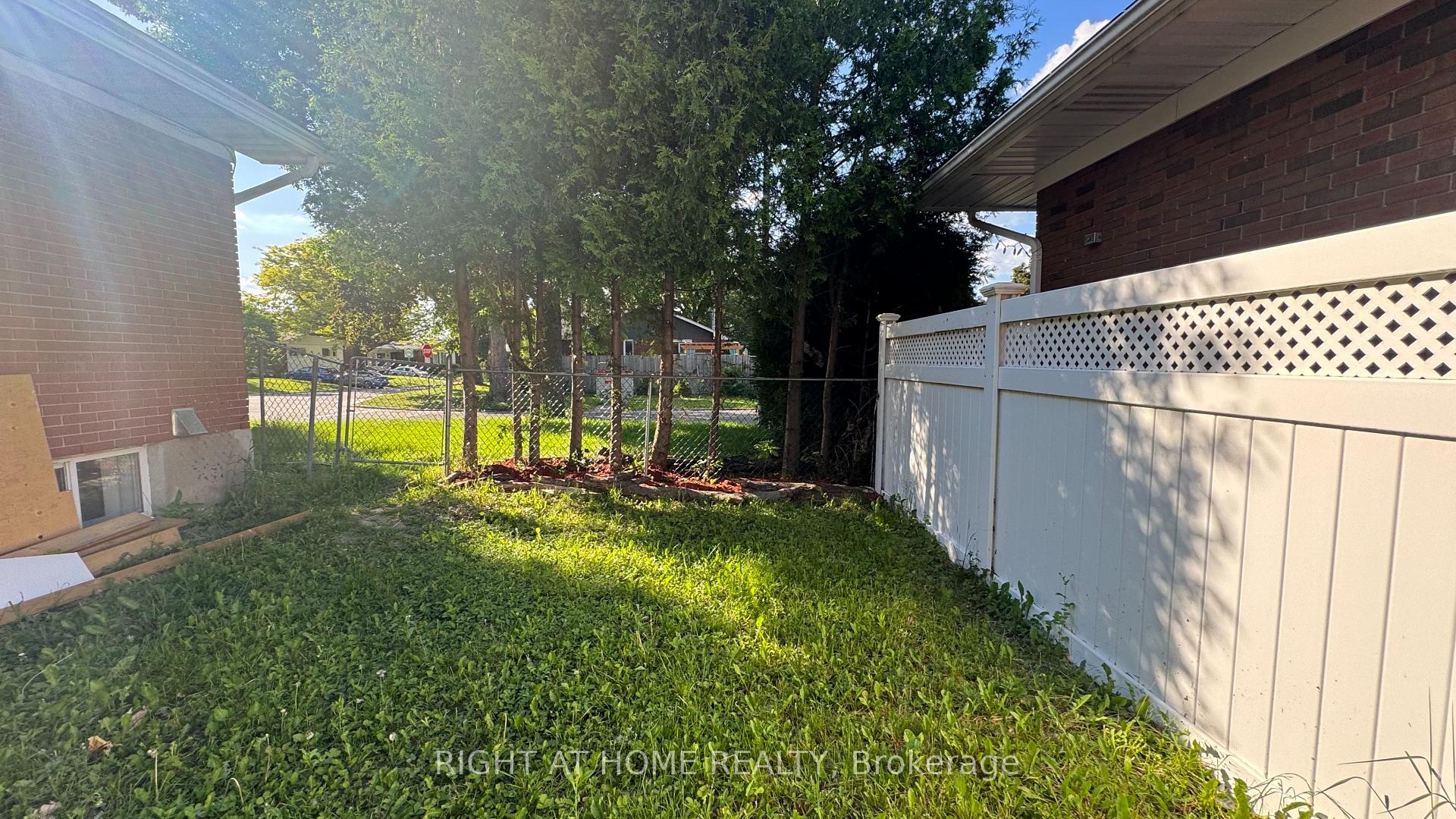 Photo 5 of Unit B, 2186 Navaho Drive, Ottawa, Bel Air Heights — HOMEH