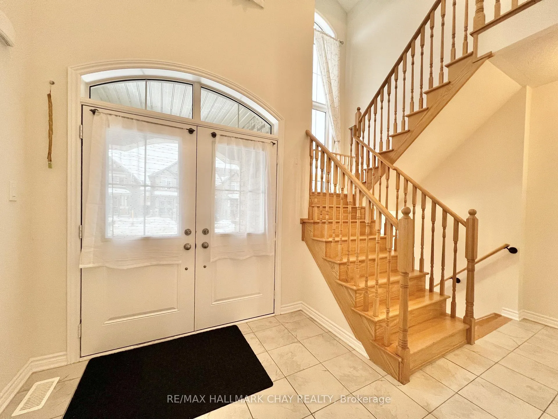 Photo 2 of 975 Barton Way, Innisfil, Rural Innisfil — HOMEH