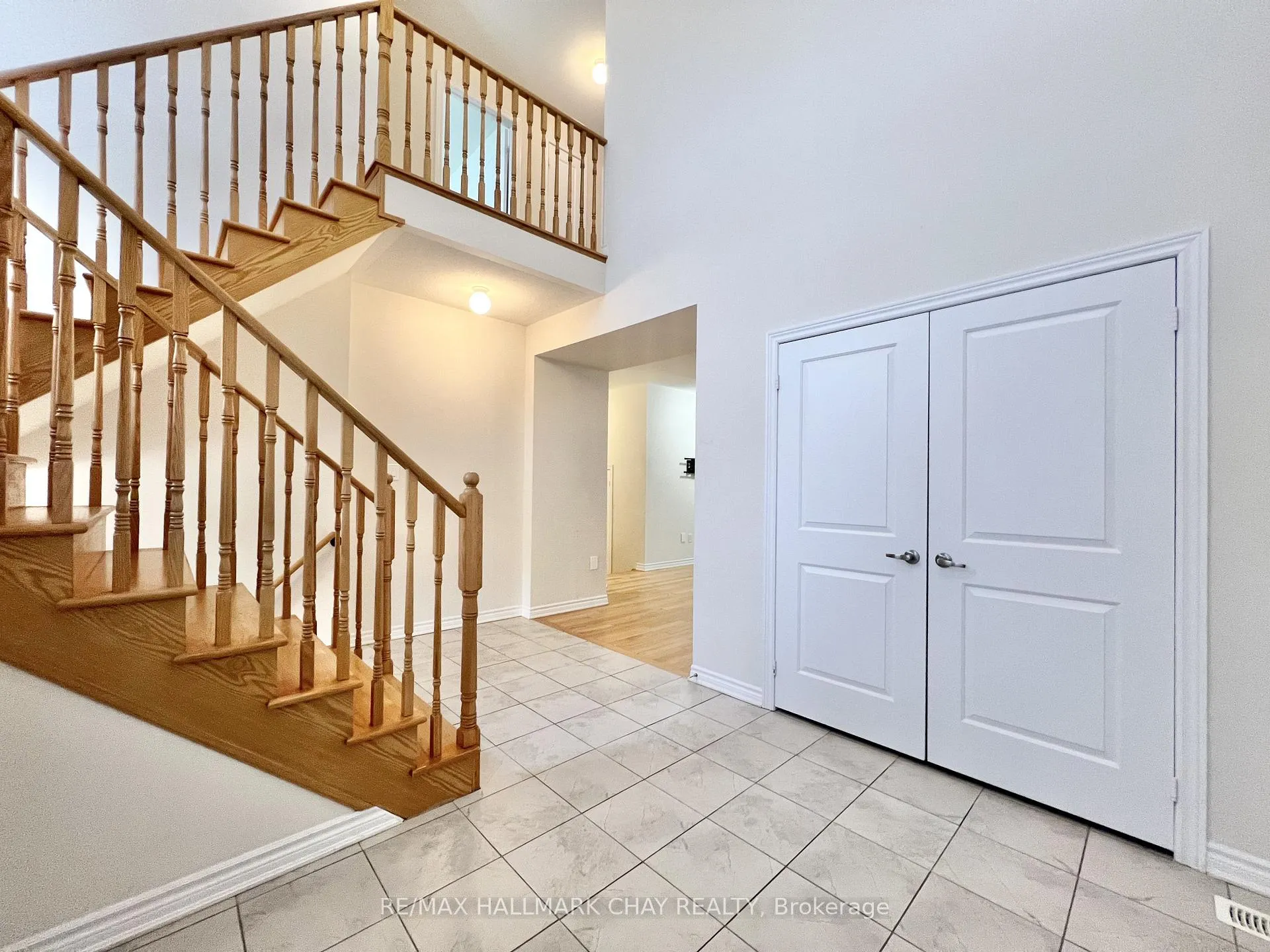 Photo 3 of 975 Barton Way, Innisfil, Rural Innisfil — HOMEH