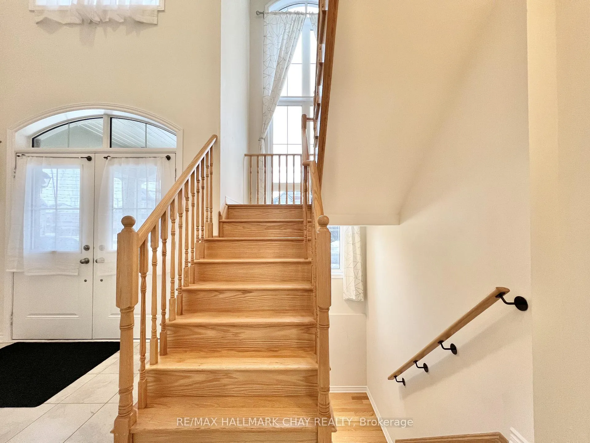 Photo 5 of 975 Barton Way, Innisfil, Rural Innisfil — HOMEH
