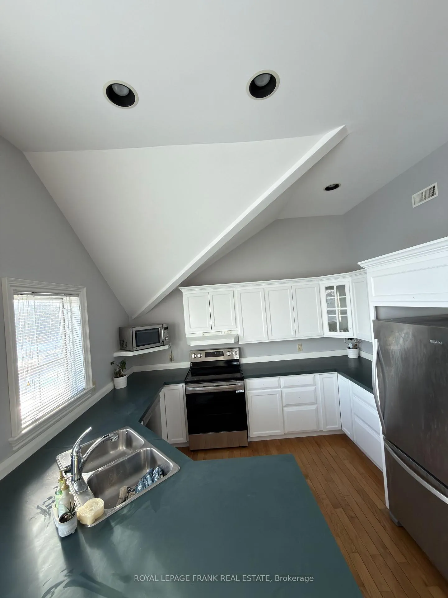 Photo 3 of Unit Upper, 64 Park Road N, Oshawa, McLaughlin — HOMEH