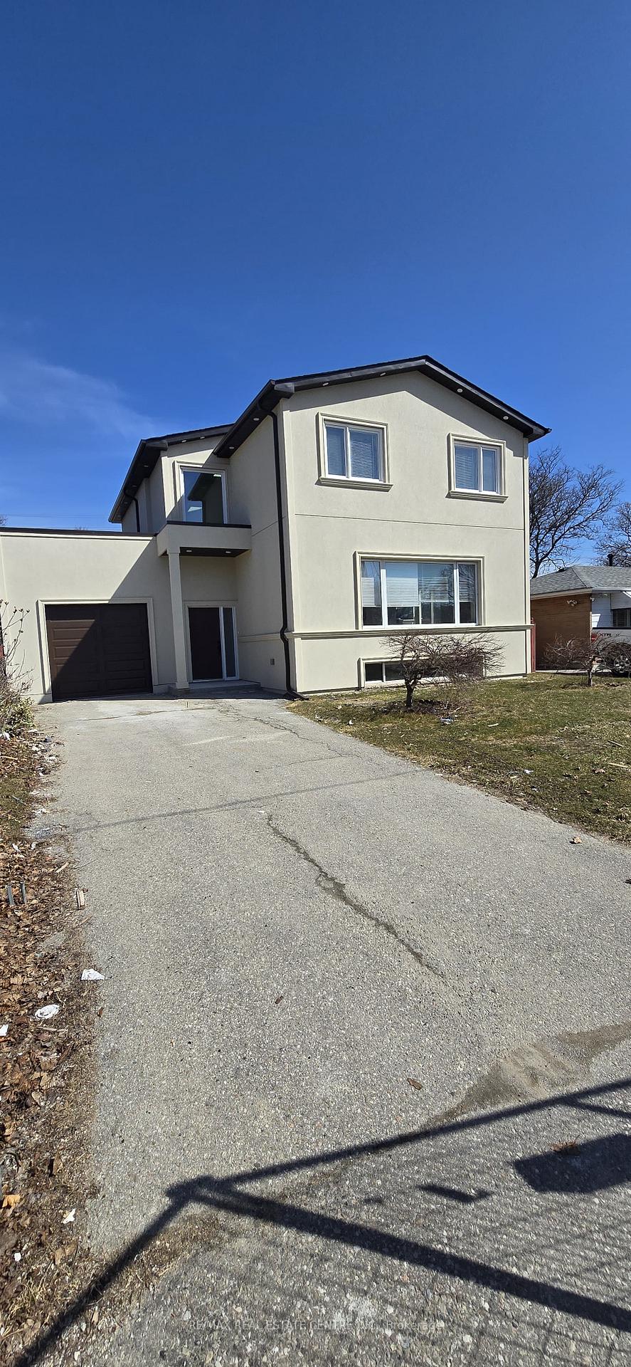 Front of 5 Autumn Boulevard