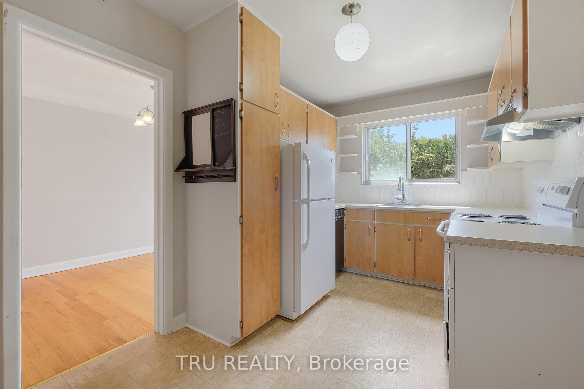 Photo 10 of 1006 Riddell Avenue S, Ottawa, Braemar Park — HOMEH