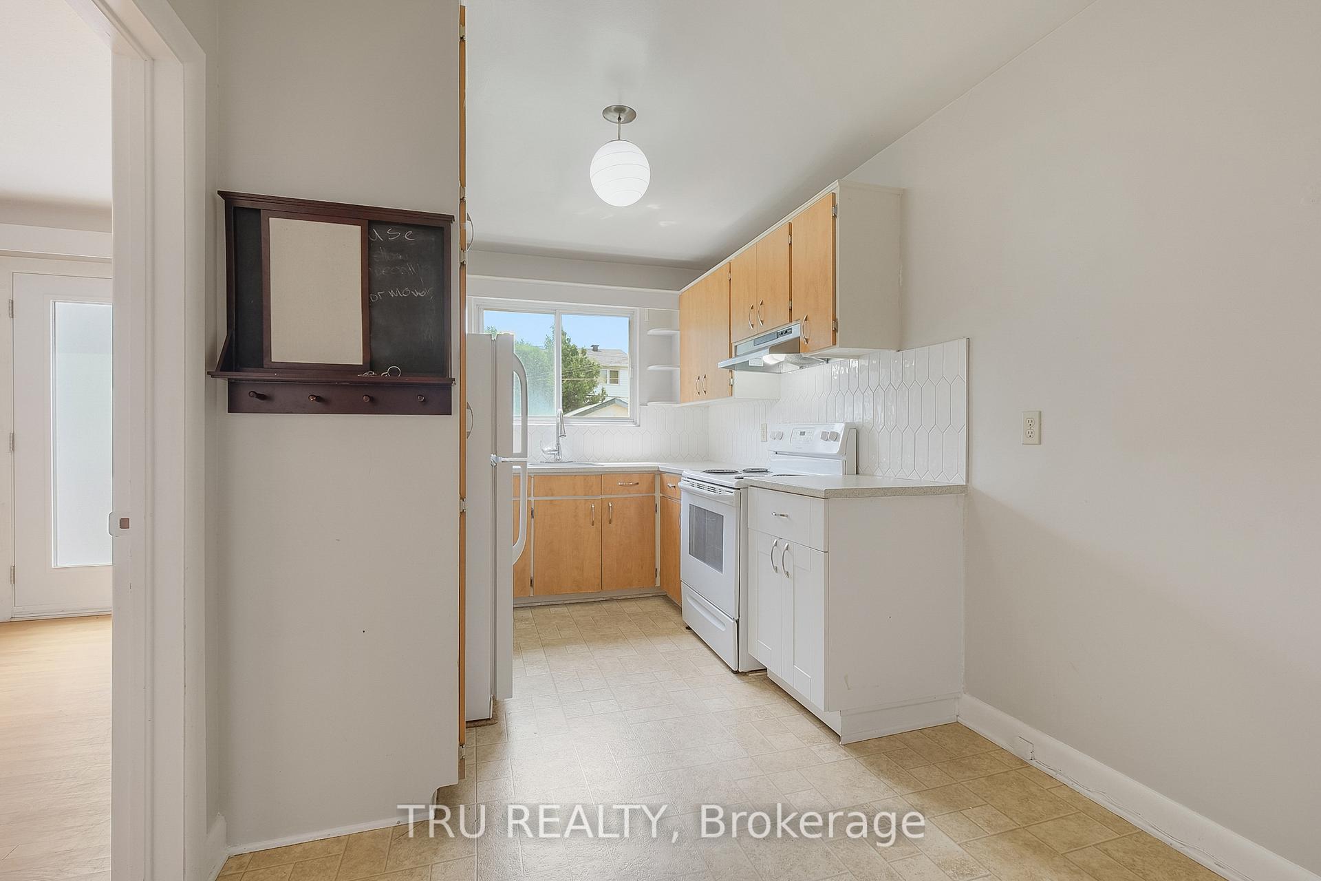 Photo 12 of 1006 Riddell Avenue S, Ottawa, Braemar Park — HOMEH