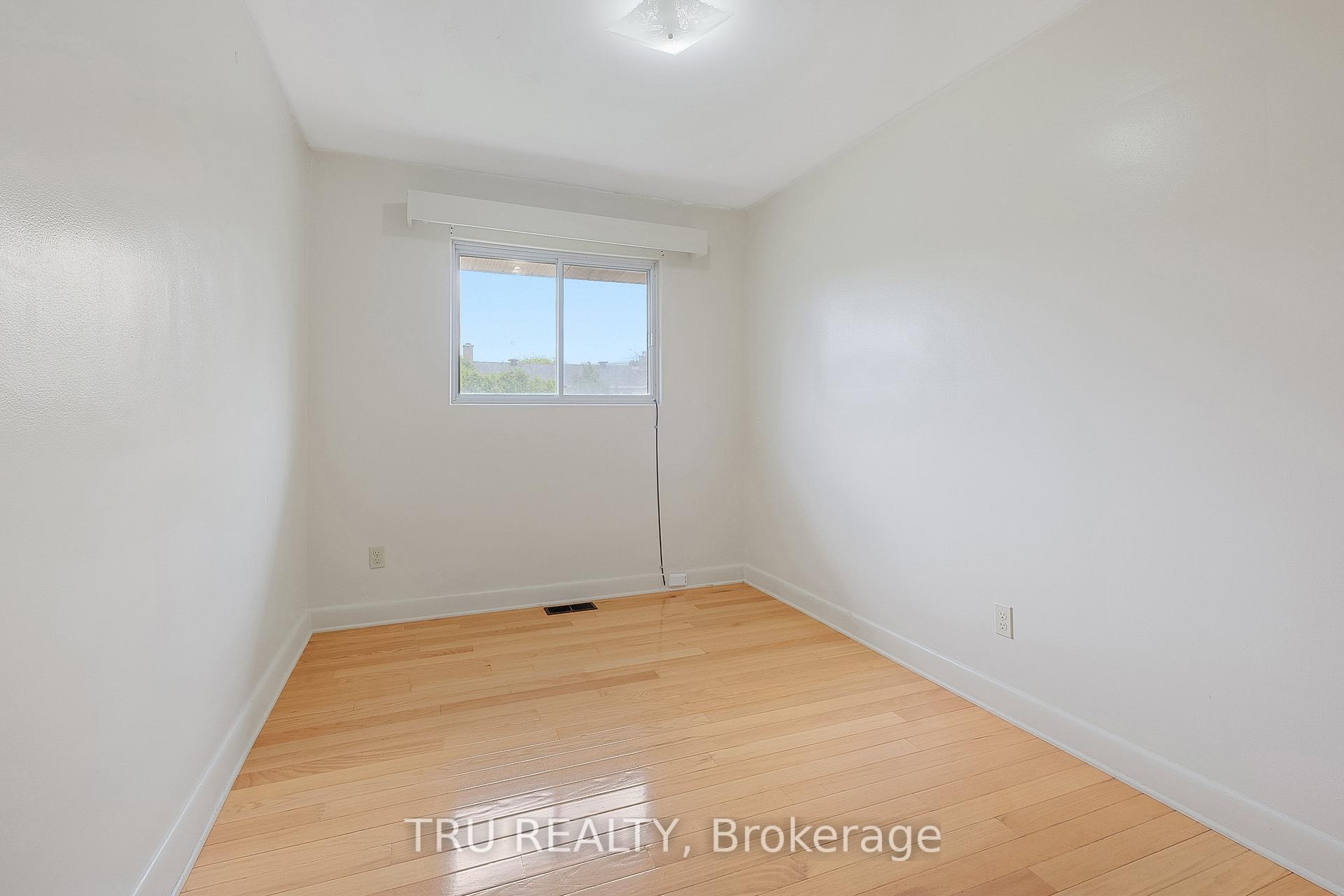 Photo 14 of 1006 Riddell Avenue S, Ottawa, Braemar Park — HOMEH