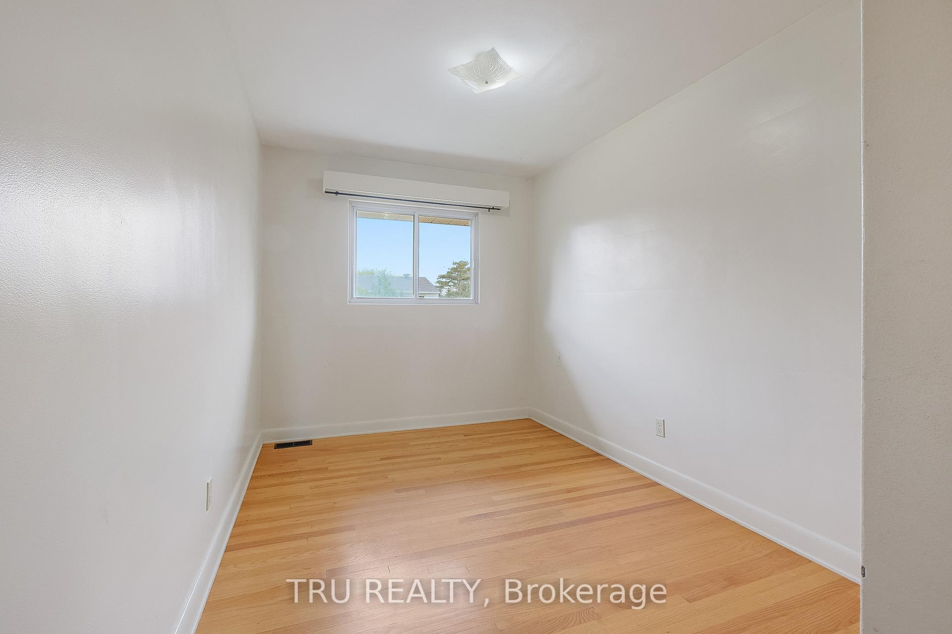 Photo 16 of 1006 Riddell Avenue S, Ottawa, Braemar Park — HOMEH