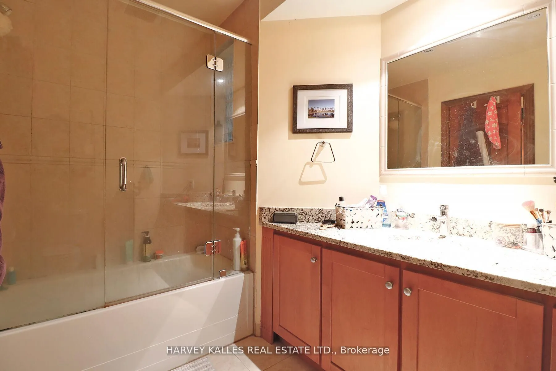 Photo 11 of Unit 1, 152 Hilton Avenue, Toronto, Casa Loma — HOMEH